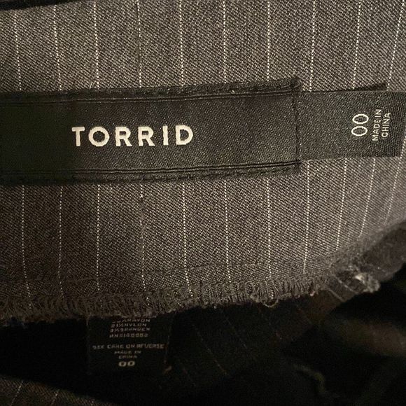 Torrid Gray with White Pinstripes Elastic Waist Capri Casual Pants Size 00 - Picture 5 of 7